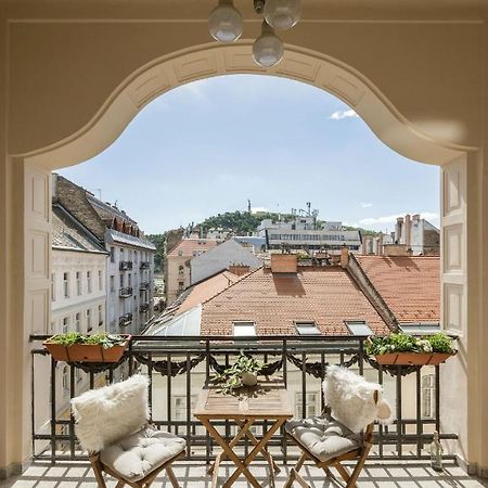 Skyline Serenity Retreat @Vaci Most Famous Street Budapest Exteriör bild