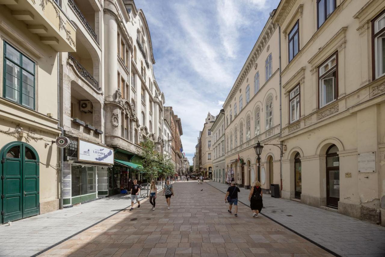 Skyline Serenity Retreat @Vaci Most Famous Street Budapest Exteriör bild